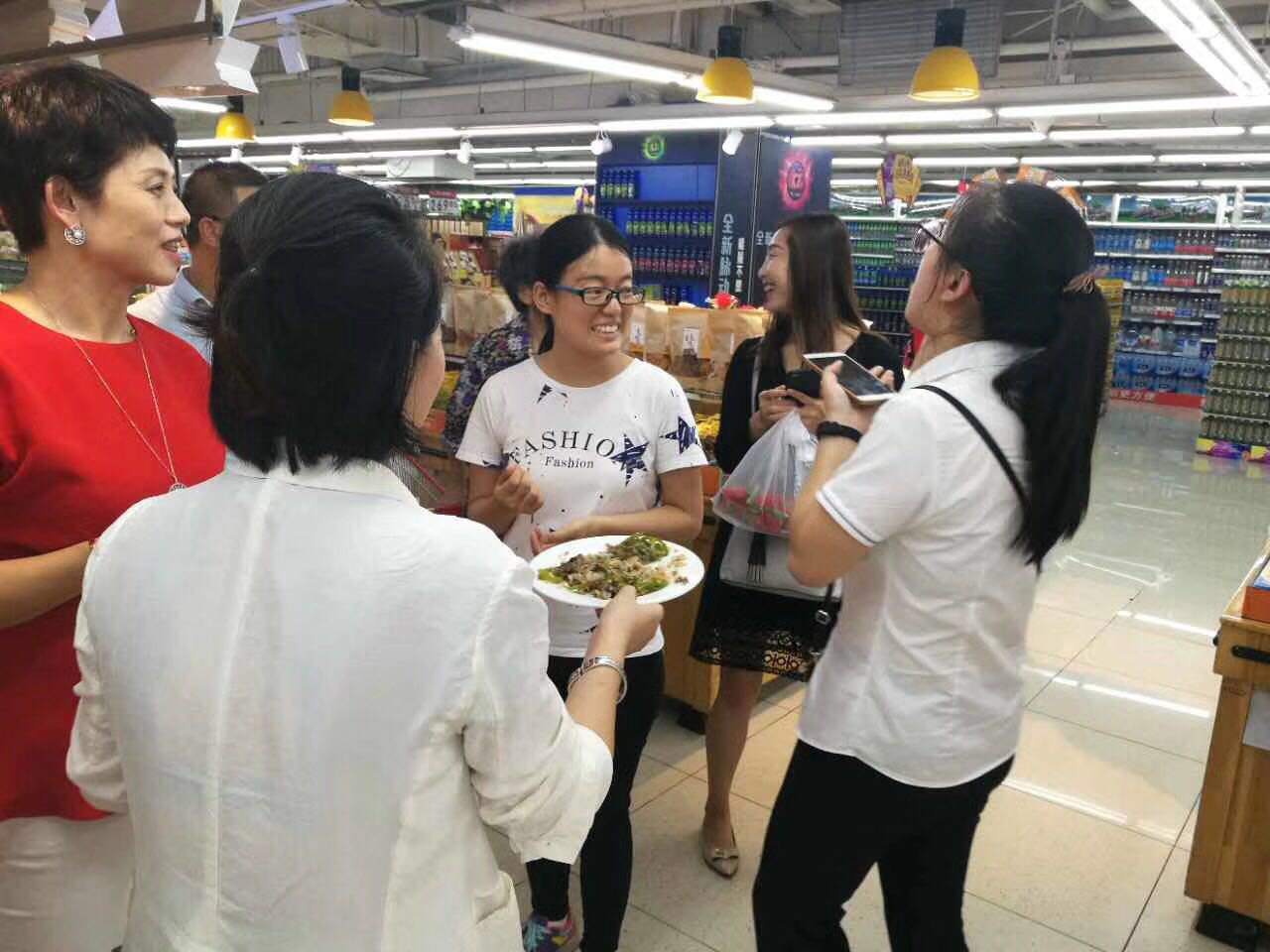 超級(jí)星級(jí)大廚來(lái)啦，顧客們現(xiàn)場(chǎng)體驗(yàn)美味佳肴