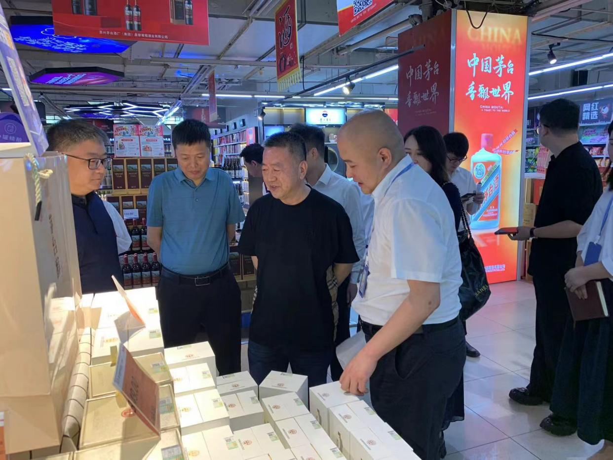 貴州茅臺(tái)酒廠（集團(tuán)）有限責(zé)任公司黨委委員、副總經(jīng)理萬(wàn)波一行調(diào)研西安市人人樂(lè)超市有限公司茅臺(tái)酒市場(chǎng)